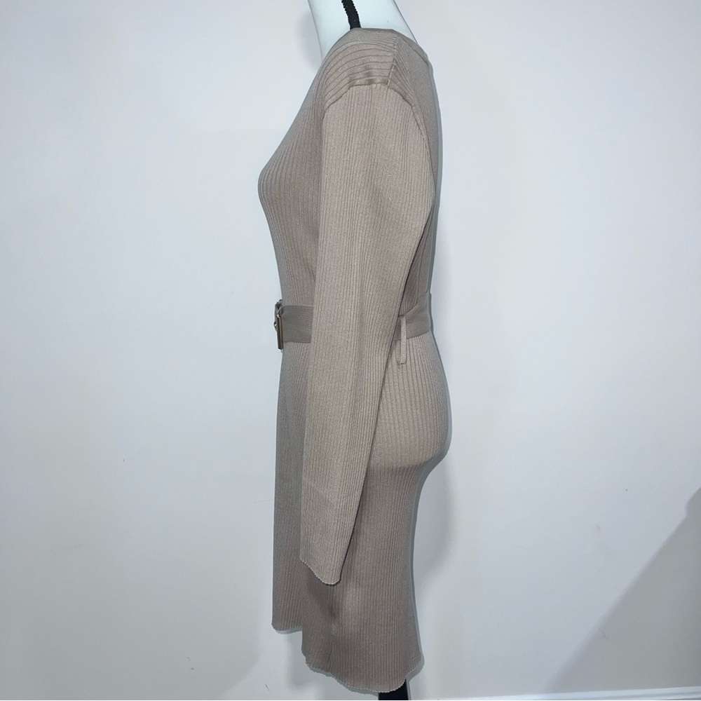 Form-Fitting Rib Knit Beige Button Down V Neck Lo… - image 5